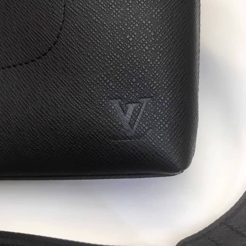 L0vis Vvtt0n Taiga Grigori MM Messenger Bag Replica Black M30206