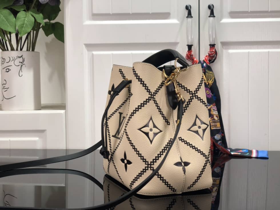 L0vis Vvtt0n NeoNoe MM Cream M46023 Replica Bucket Bag
