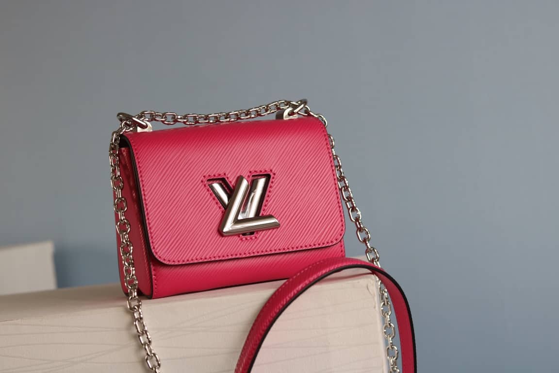 L0vis Vvtt0n Replica Twist MM Epi Leather Bag Red