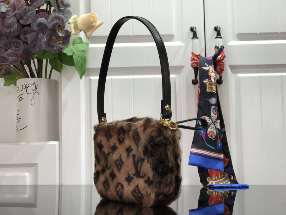 L0vis Vvtt0n Mink Monogram Vision Milla PM Replica Pochette