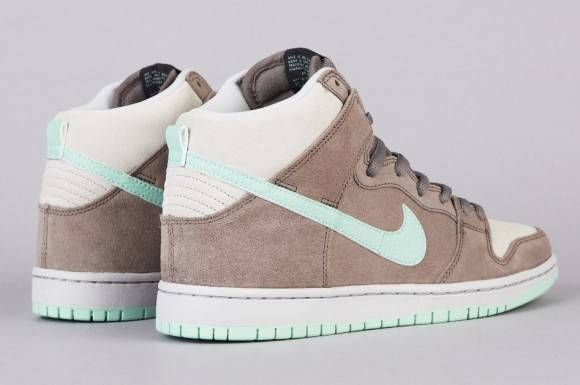 Dunk High Pro SB  Soft Grey  305050-030