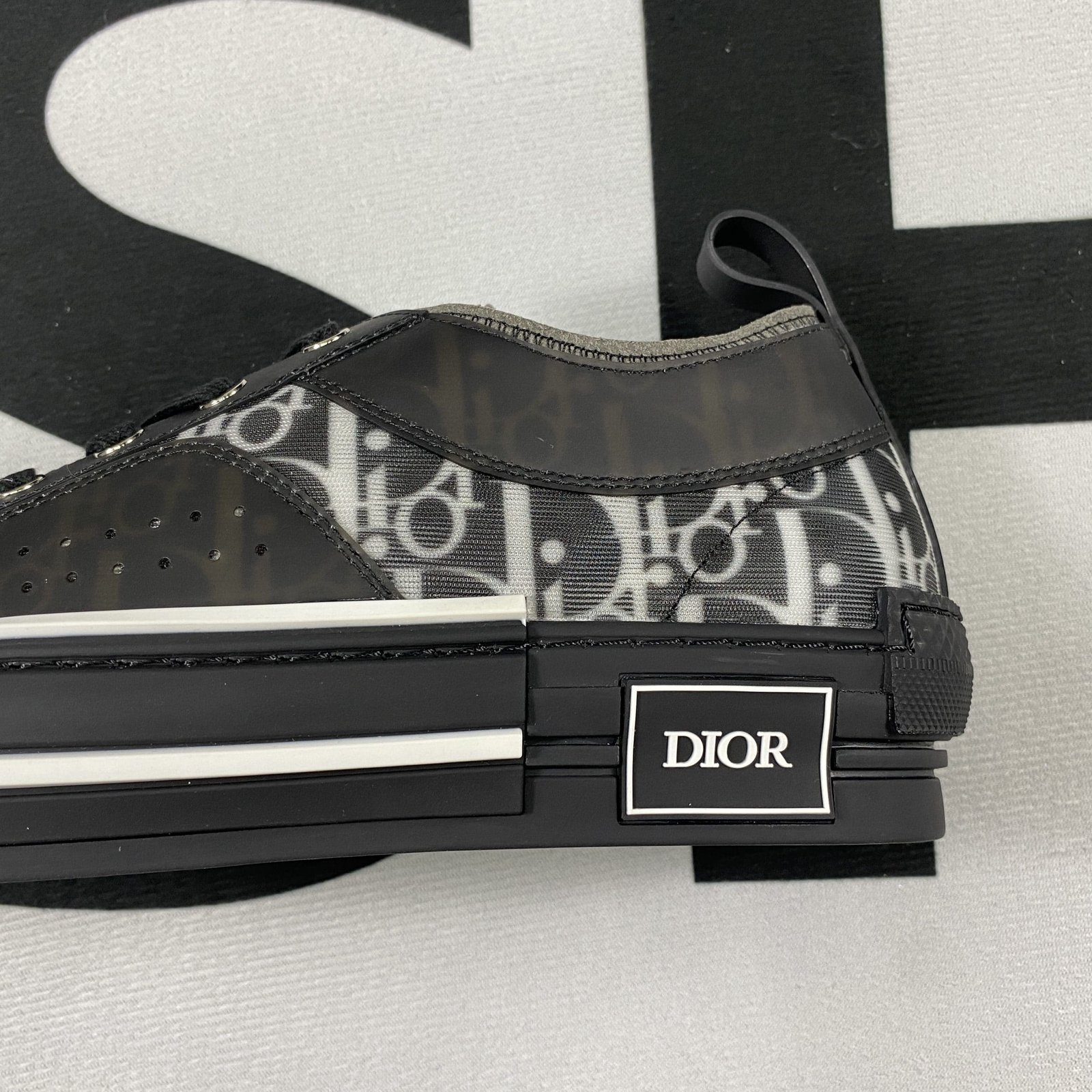 D10r B23 High Top Sneaker 3