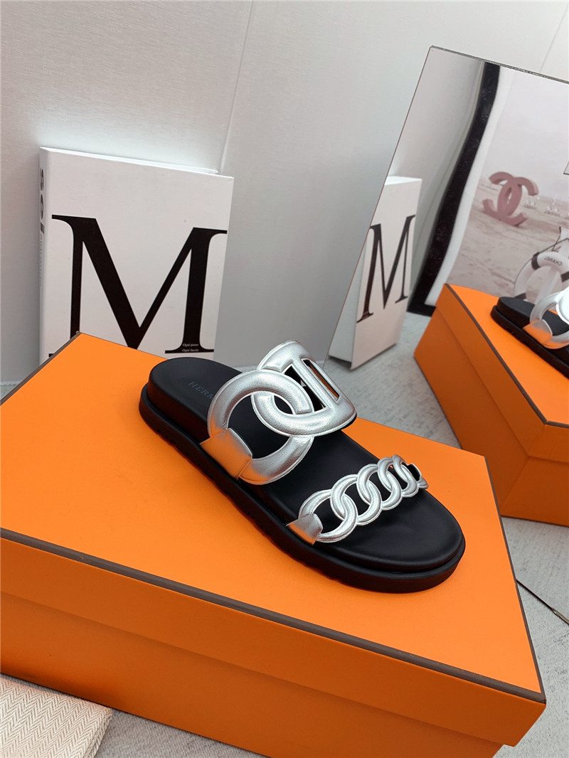 H**me5 flat sandals